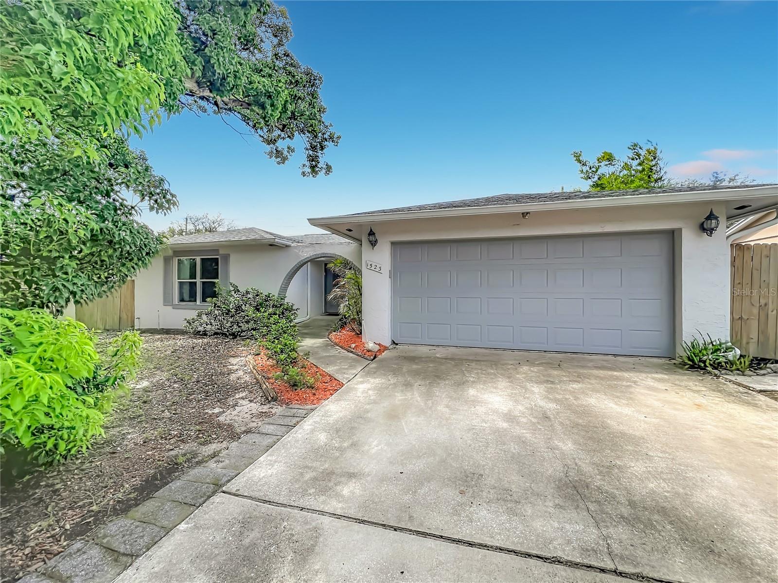 1523 CANTERBURY CIR