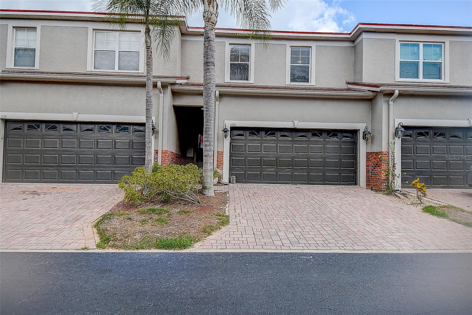 1426 HILLVIEW LN