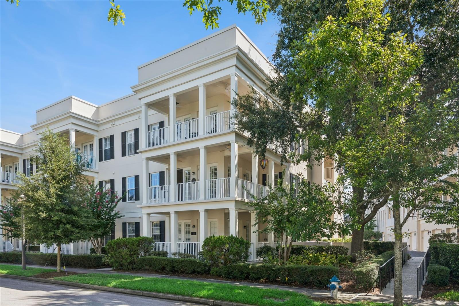 987 FERN AVE #201